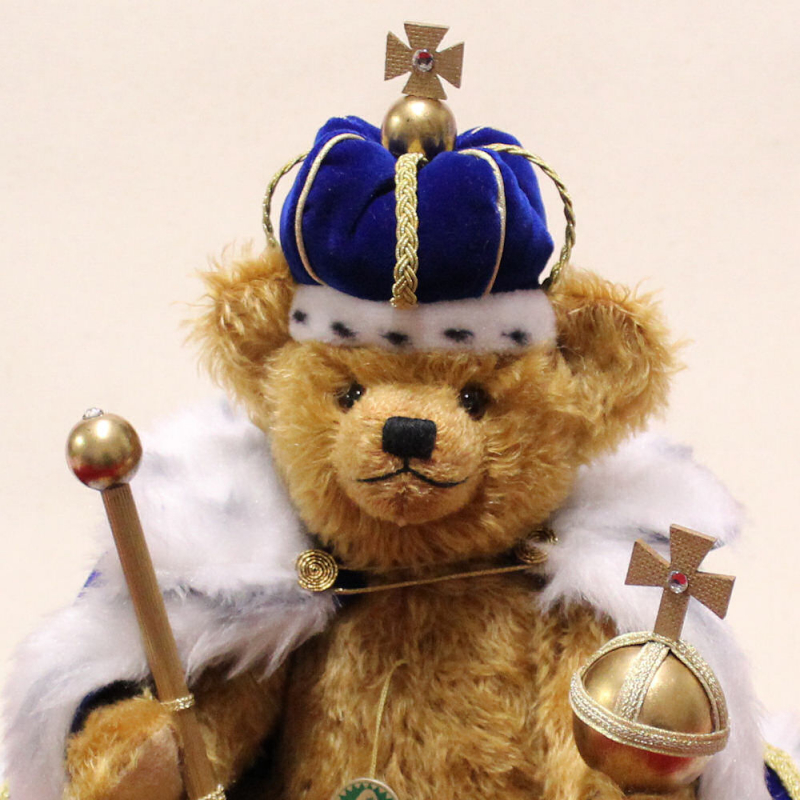 King Charles III. Coronation Bear - by Hermann-Coburg Teddybär von Teddy-Fabrik HERMANN-Coburg 