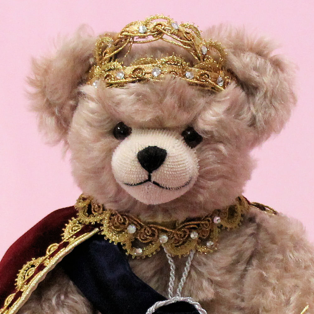 Queen Elizabeth II. Platinum Jubilee Teddy-Fabrik - Hermann-Coburg 2022 von - by HERMANN-Coburg Teddybär Bear