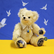 Kleiner Friedensbotschafter Give Peace a Chance 33 cm Teddybr von Hermann-Coburg